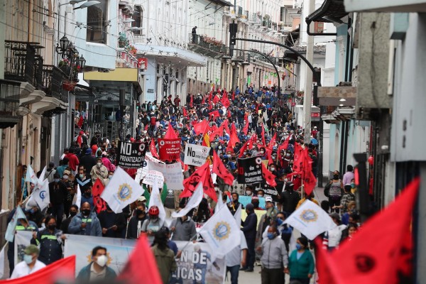 Obreros ecuatorianos protestan contra carestía y aumento de los combustibles; Policía reprime