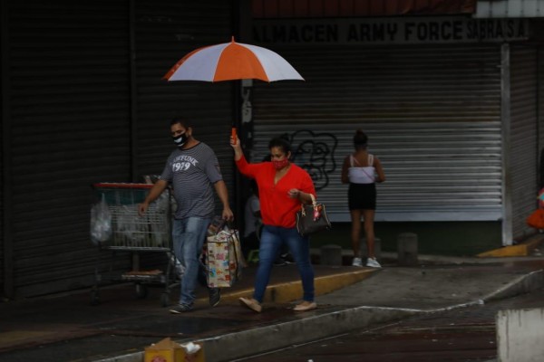 Las lluvias no paran el comercio golpeado por la covid-19