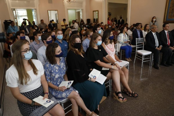 Juramentan 15 ciudadanos estadounidenses como nuevos miembros del Cuerpo de Paz.