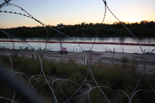 Fotografía fechada el 18 de octubre de 2023, donde se aprecian los alambres con púas puestos en la frontera de Eagle Pass en Texas.