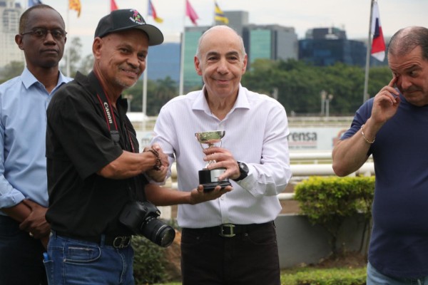 Martín Levy hace entrega de la copa del triunfo a Víctor Tawachi, dueño del ejemplar victorioso.