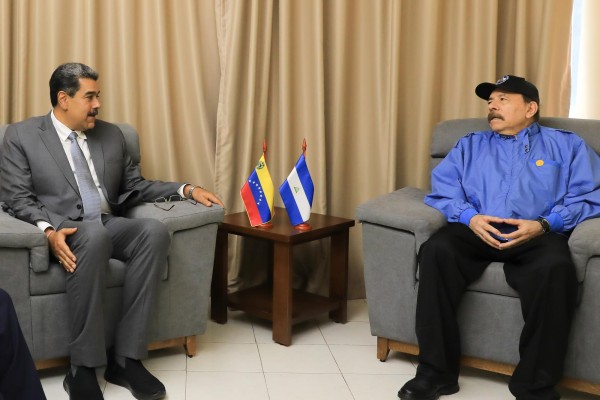 Fotografía cedida por prensa de Miraflores, donde se observa al presidente de Venezuela Nicolás Maduro (i) junto a el presidente de Nicaragua, Daniel Ortega, durante la Cumbre del G77 + China