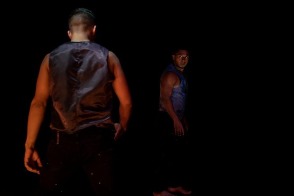En la obra participan los bailarines Leonardo Bermúdez y Moisés García B.