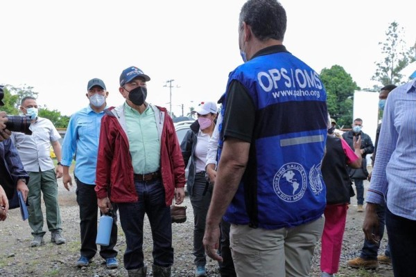 El presidente Laurentino Cortizo Cohen durante su gira a los lugares más afectados por el huracán ETA en la provincia de Chiriquí