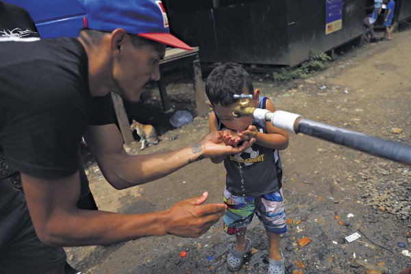 Durante el paso por la selva las corrientes de agua están contaminadas.