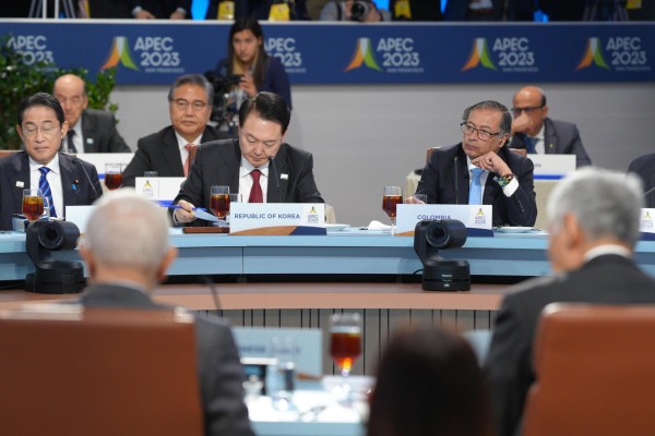 Fotografía cedida por la Presidencia de Colombia que muestra al mandatario Gustavo Petro (d), mientras participa en el Foro de Cooperación Económica Asia-Pacífico (APEC)