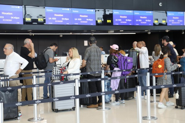 Viajeros esperando en el counter de las aerolíneas en el Aeropuerto Internacional de Tocumen.