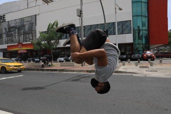Panameños buscan el sustento en las calles a través del breakdance