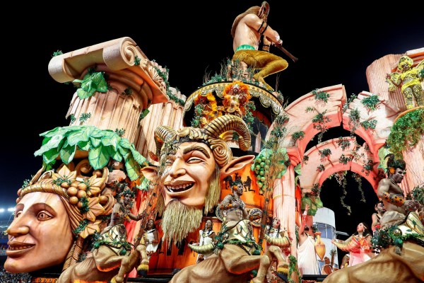 Brasil vibra al ritmo de la samba en su primer d&iacute;a de Carnaval