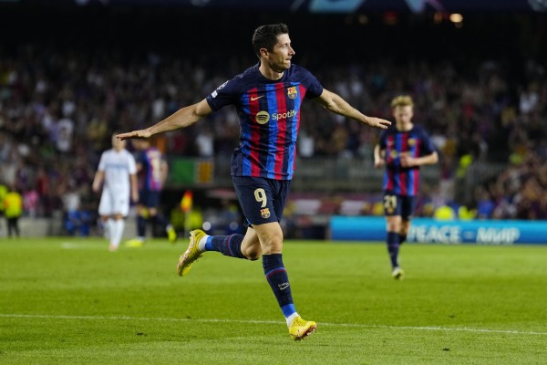 El delantero polaco del FC Barcelona Robert Lewandowski celebra tras marcar el 0-2 ante el Viktoria Pilsen