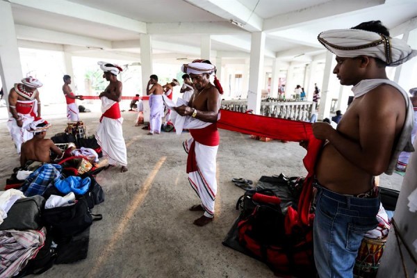 Sri Lanka celebra su fiesta religiosa