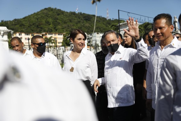 Flores y dolientes en los cementerios de Panamá por el Día de los Difuntos