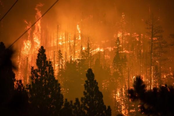 El incendio Caldor en California se acerca al lugar turístico lago Tahoe