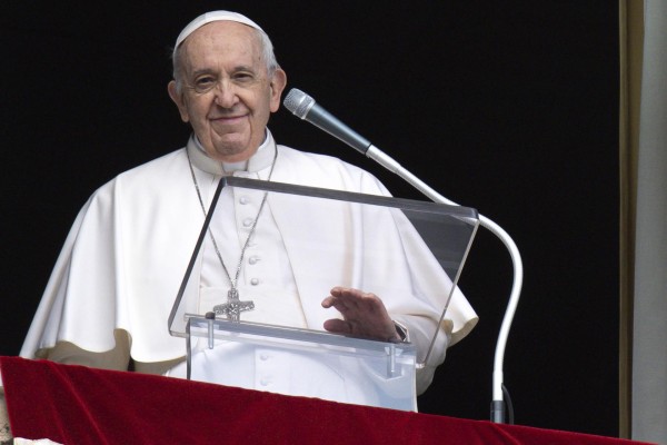 El papa Francisco en el balcón de sus dependencias en El Vaticano.