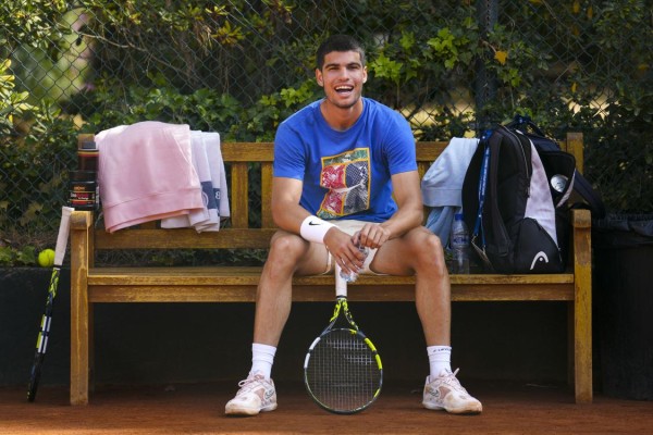 El tenista Carlos Alcaraz durante el entrenamiento por el Barcelona Open Banc Sabadell-Trofeo Conde de Godó.