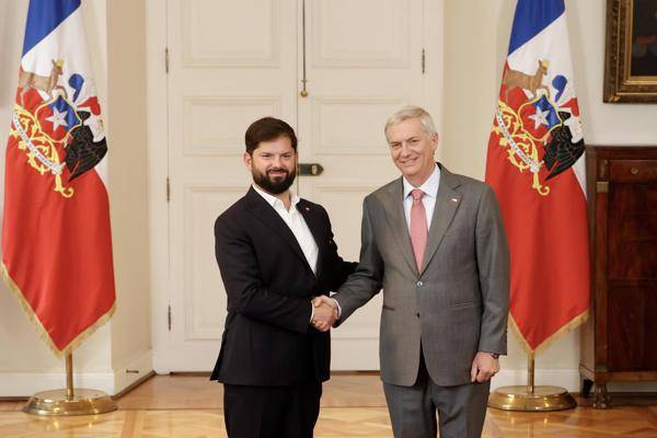 El presidente de Chile, Gabriel Boric, saluda al ultraderechista José Antonio Kast, vencedor de las elecciones presidenciales, este lunes en el Palacio de la Moneda, en Santiago (Chile).