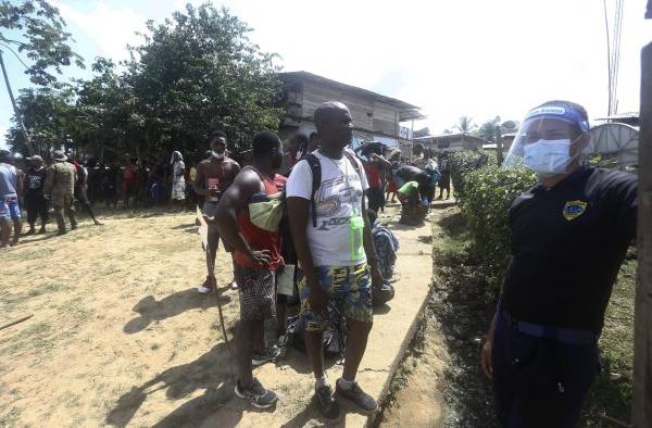 Migrantes persiguen sus sueños en medio de la mortífera pandemia de la covid-19