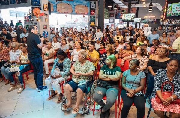 Martín Torrijos en conversatorio con mujeres