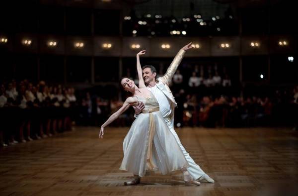 Bailarines se preparan para el Vienna Opera Ball