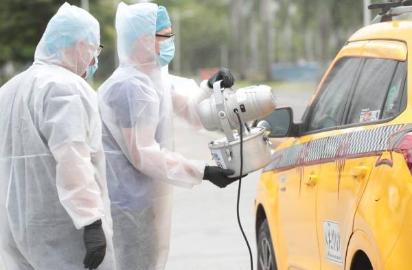 Desinfectan taxis para viajes seguros