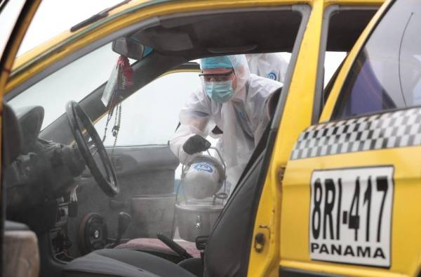 Desinfectan taxis para viajes seguros