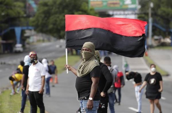Grupos de estudiantes de la Universidad de Panamá protestan para exigir al gobierno de Laurntino Cortizo 