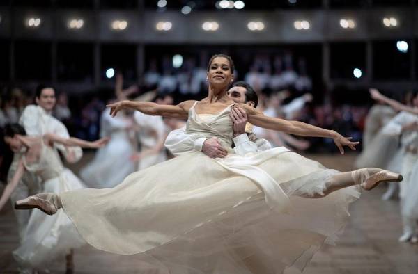 Bailarines se preparan para el Vienna Opera Ball
