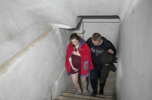 Mujeres embarazadas en medio de la invasión