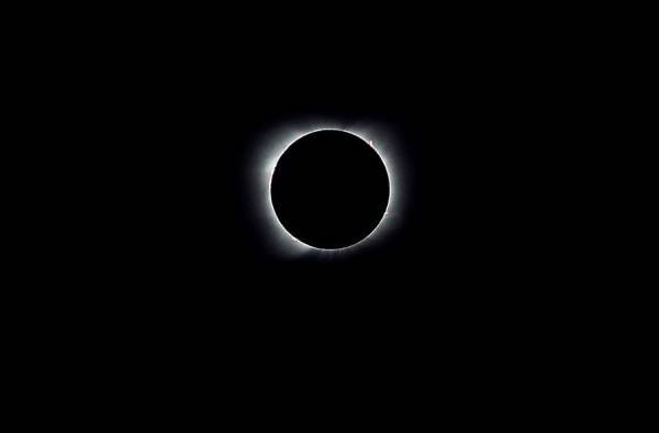 Así se apreció el eclipse solar que oscureció el cielo de Suramérica