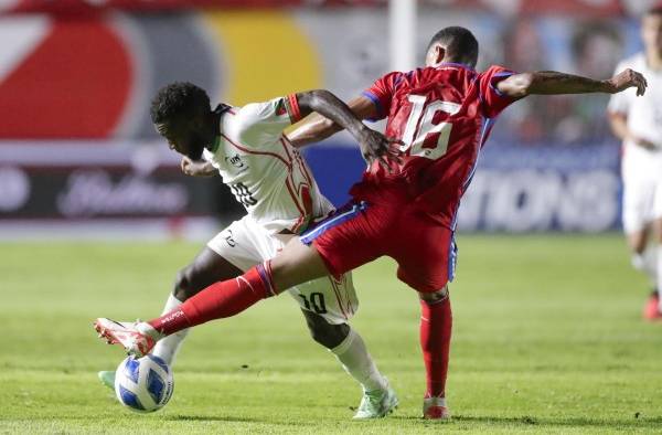 Andrés Andrade (der.) disputa un balón con Mickael Biron de Martinica en el partido de la Liga Naciones de la Concacaf entre Panamá y Martinica en el estadio Universidad Latina en Penonomé.