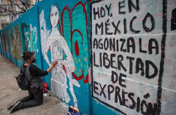 Pintan mural en México pidiendo justicia por los seis periodistas asesinados
