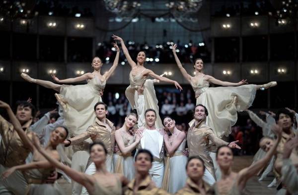 Bailarines se preparan para el Vienna Opera Ball