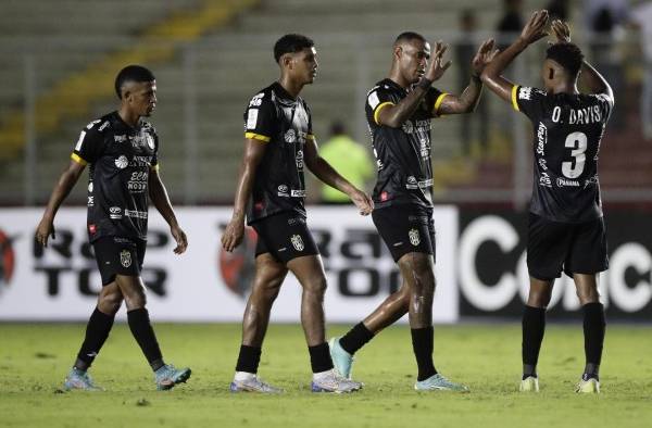 Carlos Small (2-d) de Independiente celebra su gol en un partido de la Copa Centroamericana entre CAI y Motagua en el estadio Rommel Fernández, en la ciudad de Panamá.