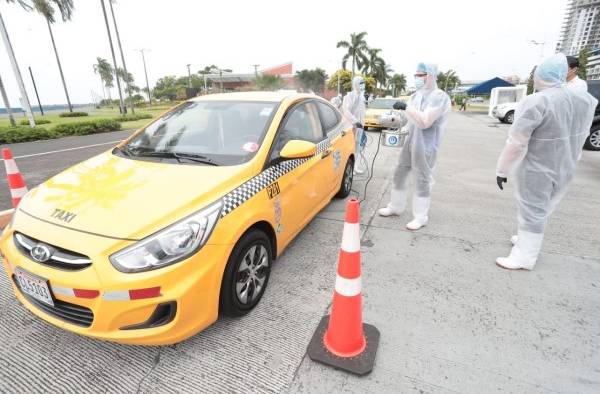 Desinfectan taxis para viajes seguros