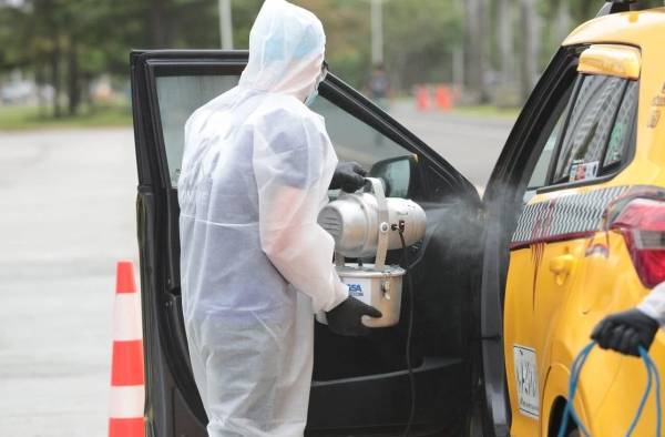 Desinfectan taxis para viajes seguros