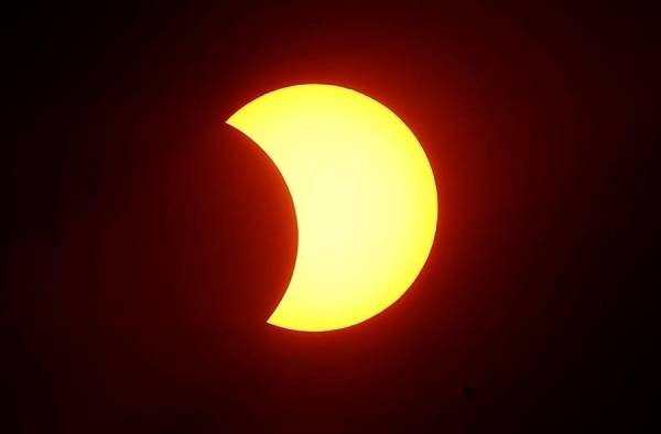 Así se apreció el eclipse solar que oscureció el cielo de Suramérica