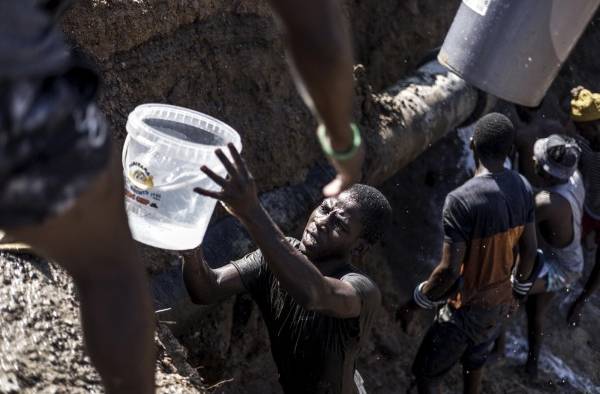 Ayudan a sudafricanos tras mortífera tormenta