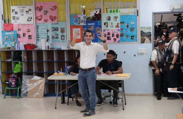 Roux votó la mañana de este domingo en la escuela Estado de Israel.