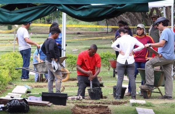 Los informes de exhumación de 2020 apuntan a que los restos de Bethancourt podrían encontrarse en otra ubicación dentro de la fosa del cementerio Jardín de Paz