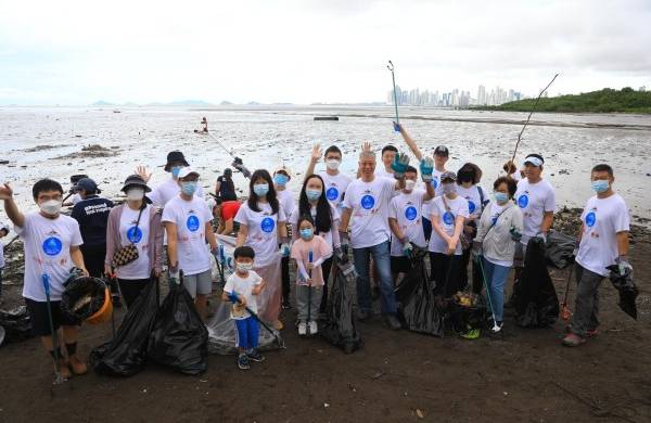 Durante el evento, miembros de la embajada de China en Panamá participaron de la recolección de desechos.
