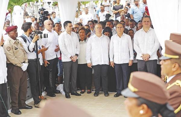 Presidente Cortizo rinde homenaje a los difuntos