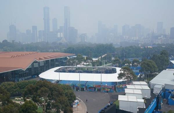 El Rod Laver Arena y la neblina de ceniza en Melbourne.