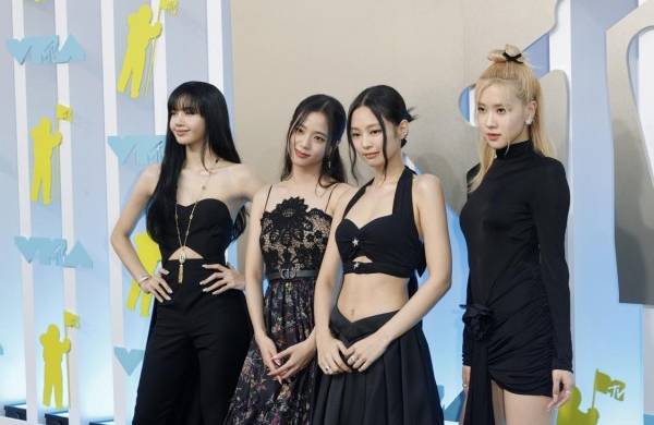 De (i a d) Lisa, Jisoo, Jennie y Rose, las componentes banda de K-Pop BLACKPINK.