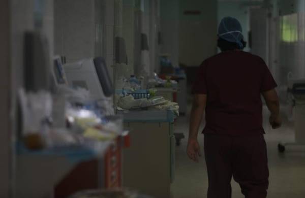 Un médico intensivista en plena faena en la unidad de cuidados intensivos la Caja de Seguro Social.