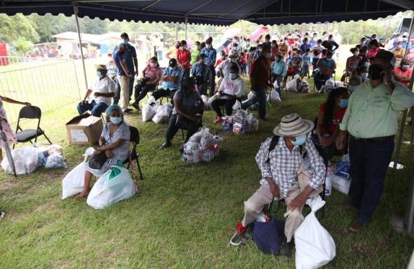 Más de 500 familias veragüenses recibieron bolsas de comida.