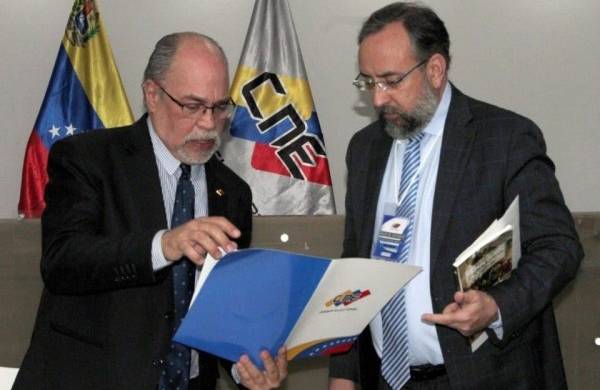En la foto el presidente del CNE, Pedro Calzadilla, con el presidente de la Comisión Nacional de Primaria, Jesús María Casal.