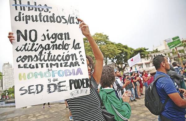 Defensores de los derechos del grupo de LGTBI rechazan las reformas constitucionales.