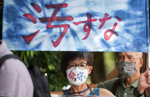 Personas se manifiestan contra el vertido previsto por Japón de aguas residuales nucleares en el océano, el 18 de agosto de 2023
