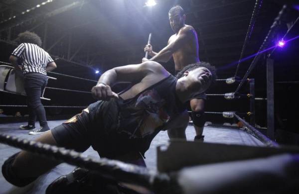 Mr. Pascual (arriba) enfrenta en lucha libre a Norbert, el 5 de noviembre de 2022, en Ciudad de Panamá.