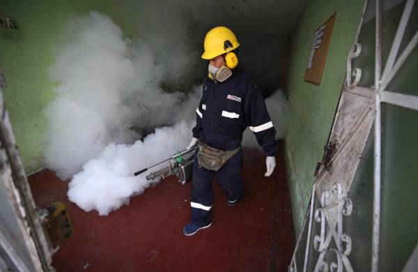 Un trabajador fumiga en una vivienda como medida preventiva contra el dengue, en Lima (Perú), en una fotografía de archivo.